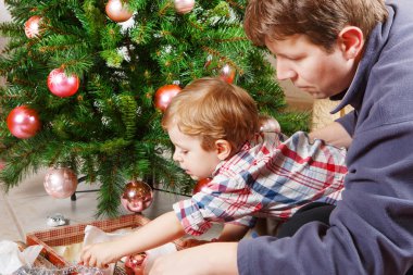 Baba ve küçük oğlu Noel ağacı ev dekorasyon