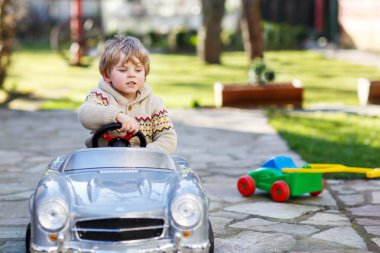 küçük çocuk açık havada büyük oyuncak araba, Araba sürme