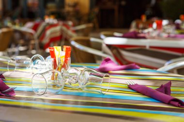 Cafe teras ile boş masa ve sandalye, prov sokak görünümü