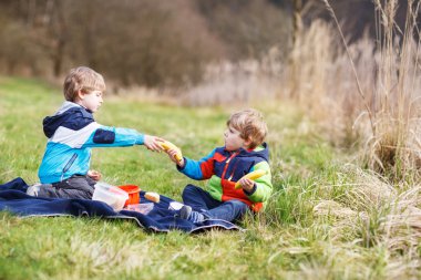 iki küçük kardeş çocukları doğa orman göl kenarında piknik