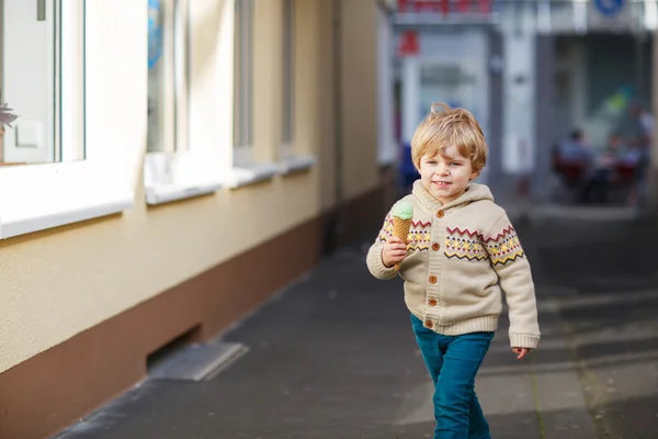 屋外アイス クリームを食べる幸せな少年 — ストック写真
