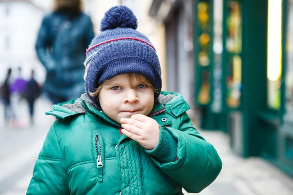 Porträt des Jungen Kleinkind zu Fuß durch die Stadt an kalten — Stockfoto