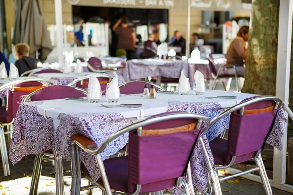 Vue sur la rue d'un café terrasse avec tables et chaises vides, Prov — Photo