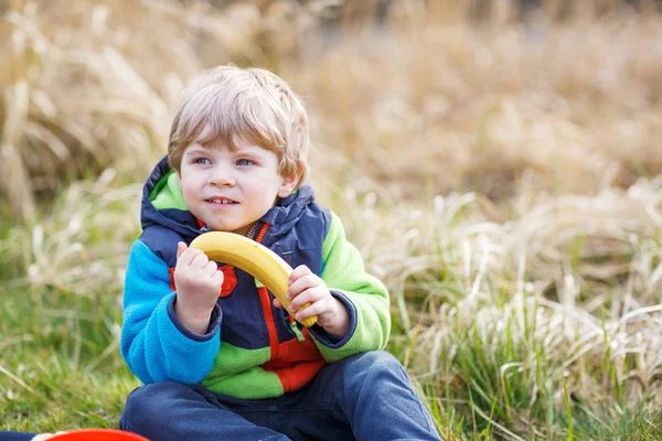 Маленький мальчик пикник возле лесного озера, природа — стоковое фото