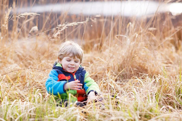 Little toddler boy having fun near forest lake, nature — Stock Photo, Image