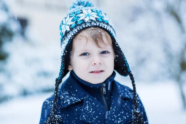 Menino pequeno se divertindo com neve ao ar livre na bela wi — Fotografia de Stock