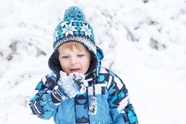kar kış gününde eğleniyor güzel yürümeye başlayan çocuk