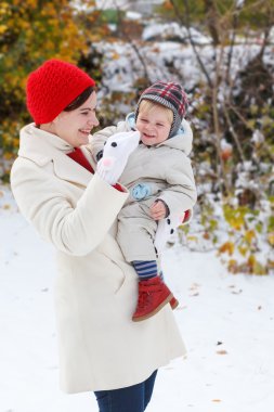 kar kış gününde eğleniyor anne ve yürümeye başlayan çocuk 