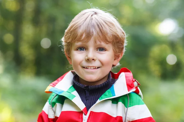 Retrato de niño rubio preescolar en r impermeable colorido —  Fotos de Stock