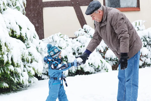 Grootvader en peuter jongen op winterdag — Stockfoto