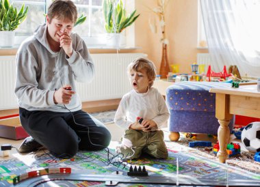 Baba ve oğul oynamaktan yarış arabalar yarış pisti, kapalı alanda, t