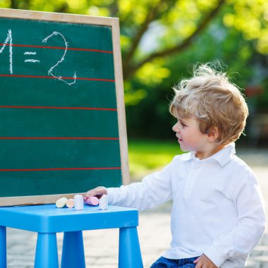 Matematik pratiği blackboard, küçük çocuk