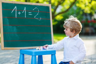 Matematik pratiği blackboard, küçük çocuk