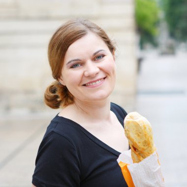 baget Caddesi'ndeki Fransa şehir olan kadın.