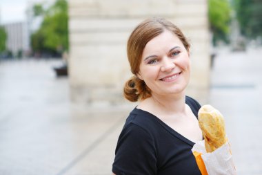 baget Caddesi'ndeki Fransa şehir olan kadın.