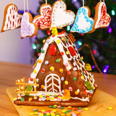 Noel ağacı ve arka plan ışığı ile ev gingerbread.