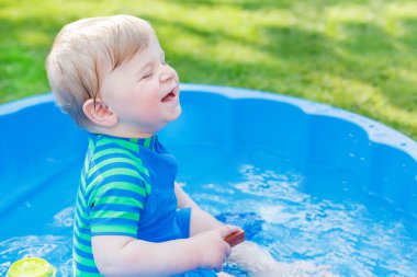 İki kardeş çocukları yaz aylarında su ile eğleniyor