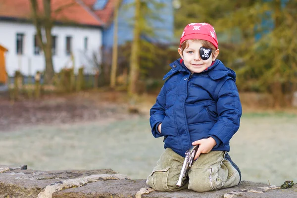 Kleiner Vorschulkind von 4 Jahren im Piratenkostüm, im Freien. — Stockfoto