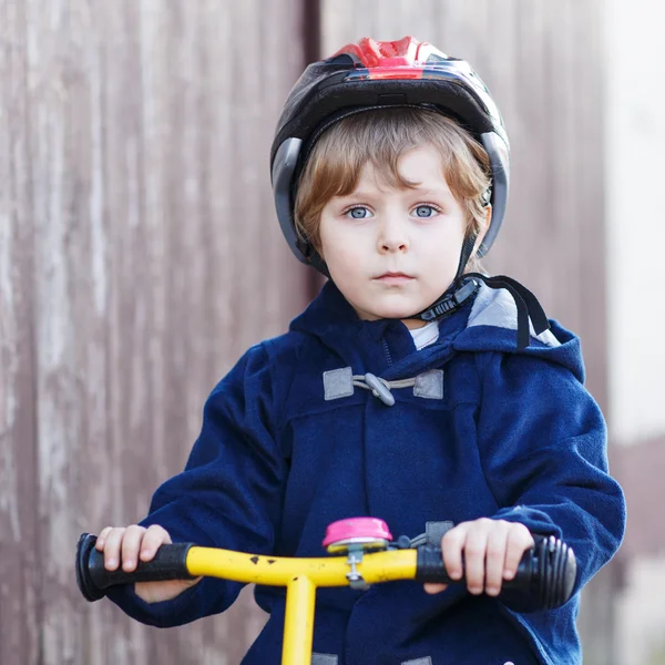 Маленький мальчик катается на велосипеде в деревне или городе — стоковое фото