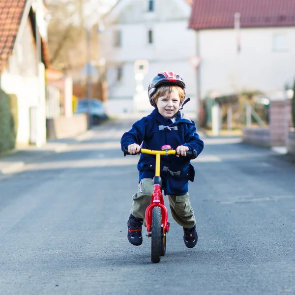 Niño pequeño montando en bicicleta en el pueblo o la ciudad —  Fotos de Stock