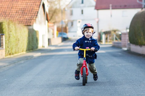 村や街で小さな男の子乗馬の自転車 — ストック写真