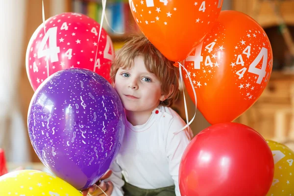 Mutlu küçük çocuk kutluyor onun 4 renkli balloo doğum günü — Stok fotoğraf