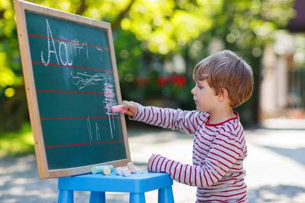 Kleiner Junge an der Tafel übt Mathematik — Stockfoto