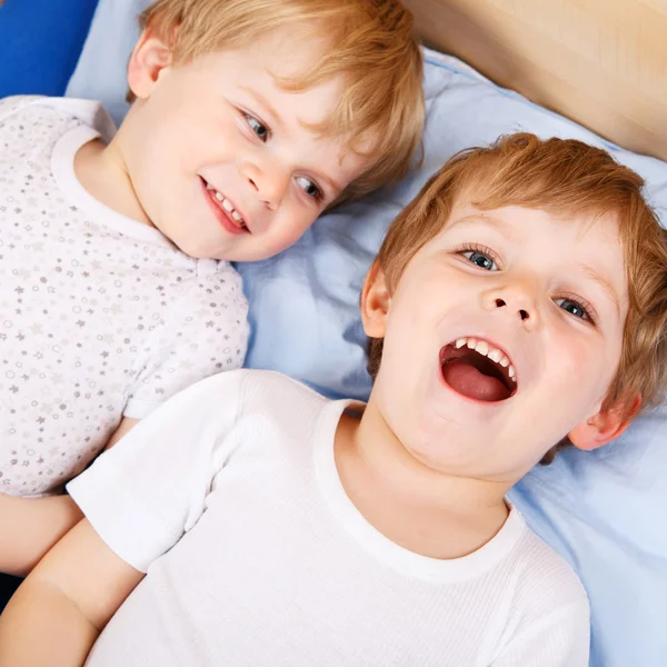 Two little toddler boys having fun in bed — Stock Photo, Image