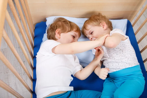 Dois meninos pequenos se divertindo e lutando — Fotografia de Stock