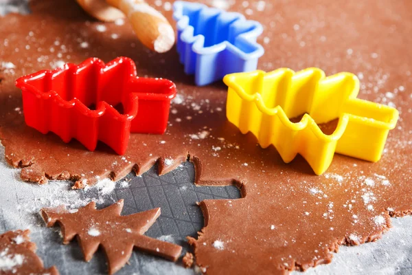 Lebkuchen backen als Weihnachtsbäume mit bunten für — Stockfoto