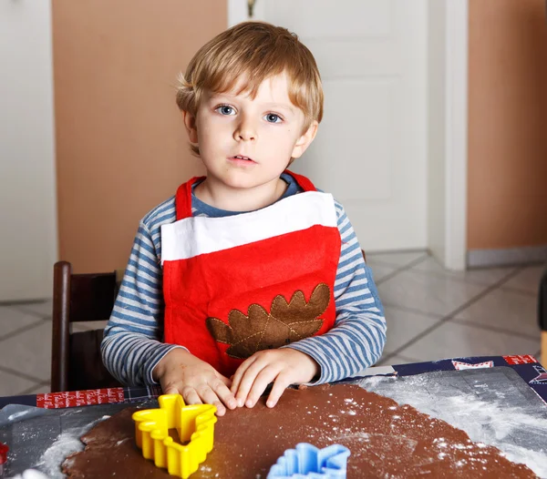 愛らしい少年焼きジンジャー クリスマスのクッキーをパンします。 — ストック写真