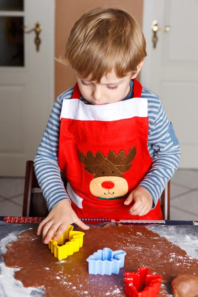 Liebenswerter Junge backt Lebkuchen für Weihnachten — Stockfoto