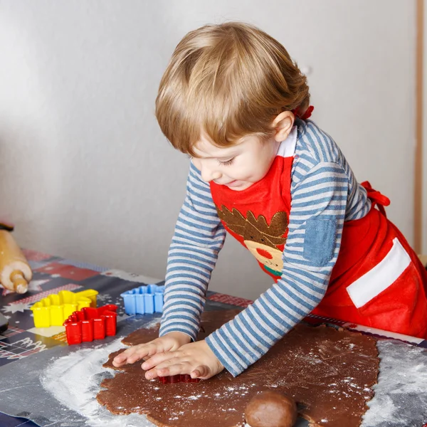 Liebenswerter Junge backt Lebkuchen für Weihnachten — Stockfoto