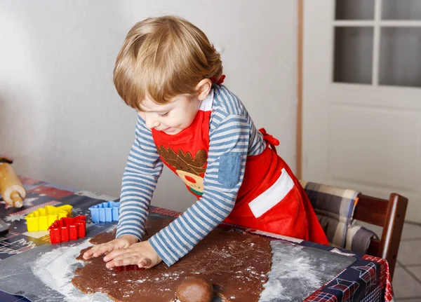 Liebenswerter Junge backt Lebkuchen für Weihnachten — Stockfoto