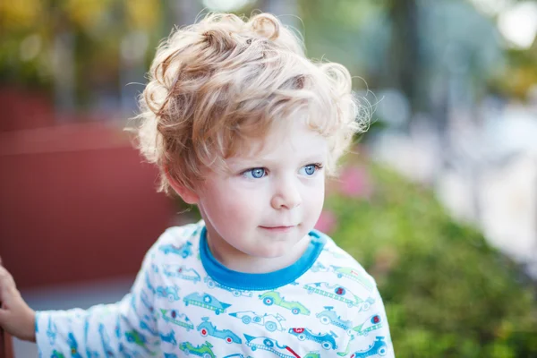 Piękne toddler chłopiec na balkonie — Zdjęcie stockowe