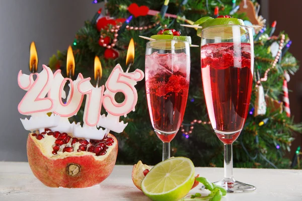 Due bicchieri con champagne rosso e candele 2015 — Foto Stock