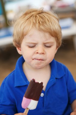 küçük sarışın bebek çikolatalı dondurma yeme
