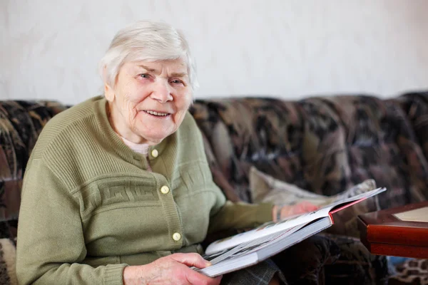 Stara piękna kobieta starszy 85 lat, czytanie książki, wewnątrz — Zdjęcie stockowe