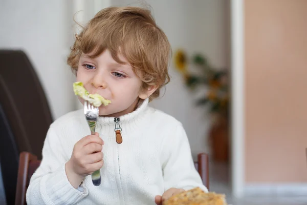 Μικρό αγόρι που τρώει σαλάτα και ψωμί στο σπίτι, υγιεινή διατροφή για κι — Φωτογραφία Αρχείου