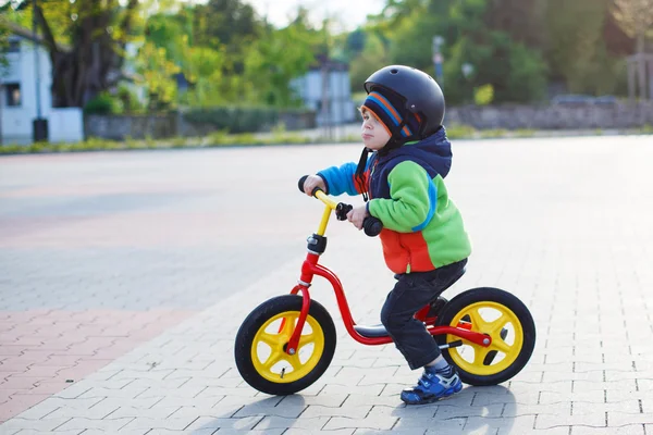 Kisgyermek kisfiú, szórakozás, és a lovaglás saját kerékpár — Stock Fotó