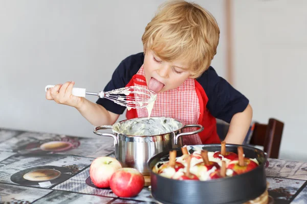 Adorável menino ajudando e assar torta de maçã em casa "s kitc — Fotografia de Stock