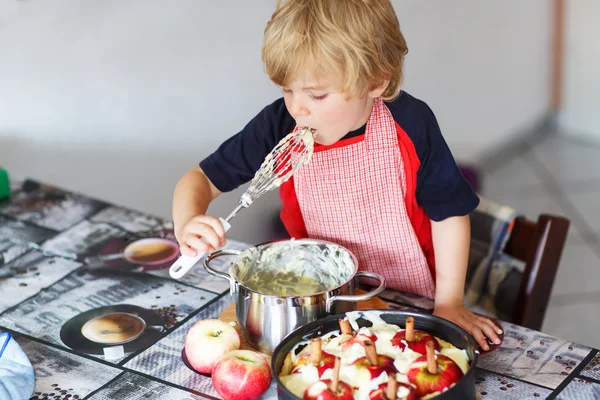 Kid boy ajudando e assar torta de maçã em casa "s cozinha — Fotografia de Stock