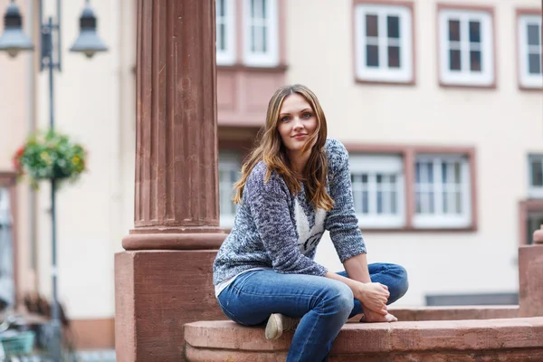 Schöne Frau posiert in deutscher Stadt vor der Kamera — Stockfoto