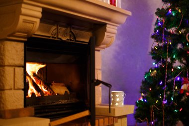 Yangın ve süslü Noel ağacı ile baca