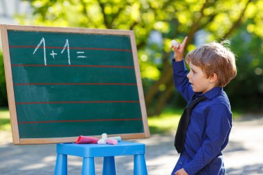 Matematik pratiği blackboard, küçük çocuk
