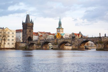 Akşam Prag Charles Köprüsü üzerinde Panorama