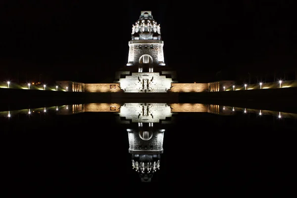 Batalha de nações monumento à noite em Leipzig, Alemanha — Fotografia de Stock