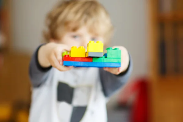 Счастливый маленький мальчик играет со строительными блоками с креатом — стоковое фото