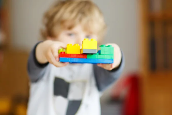 Happy kid jongetje spelen met bouw blokken met creat — Stockfoto