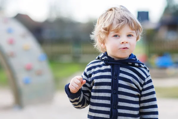 Retrato de niño pequeño divirtiéndose en el patio al aire libre —  Fotos de Stock